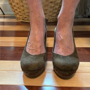 Olive back tie suede heels